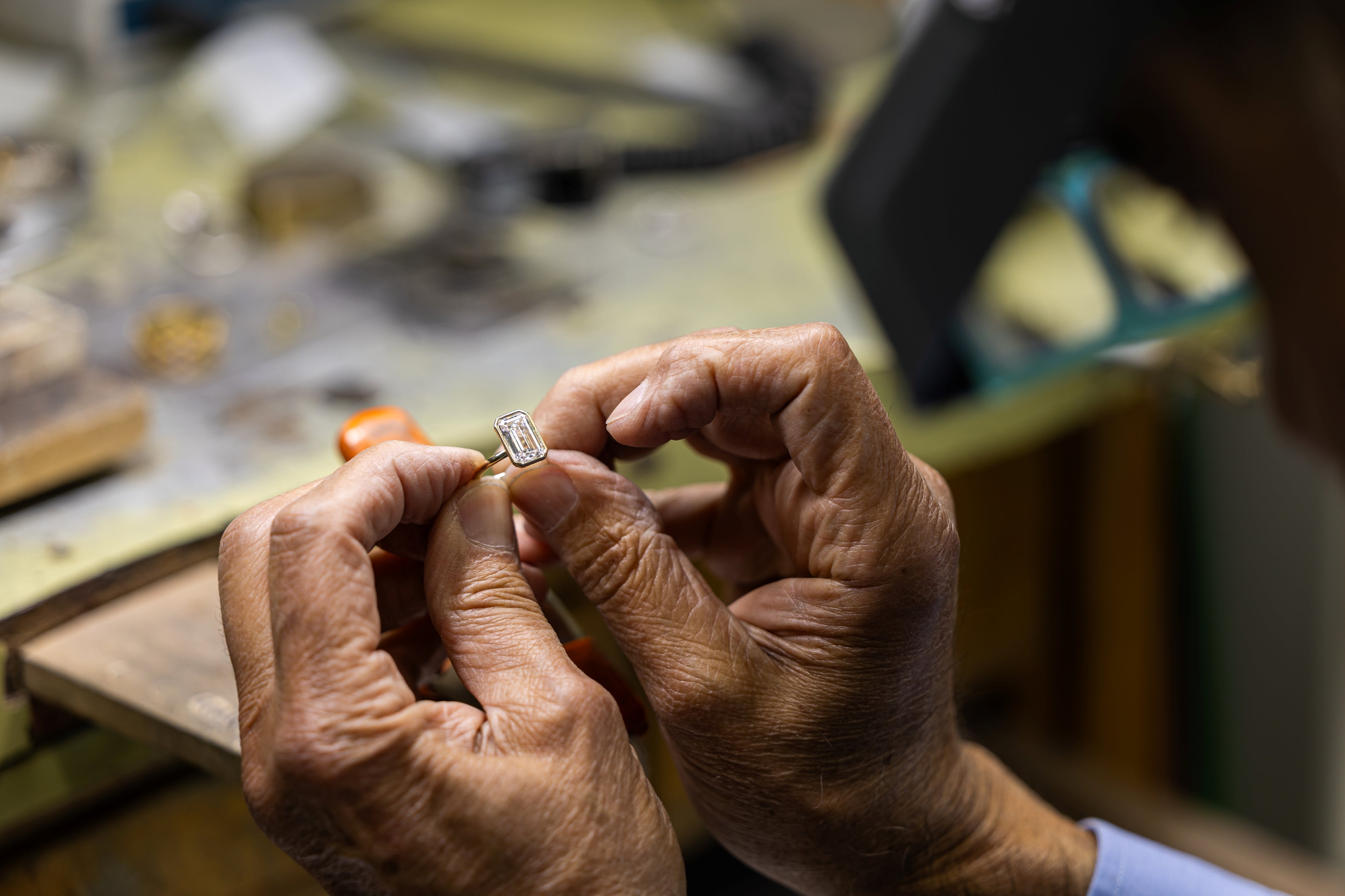 Custom Engagement Rings vs Retail Chains: Why People Are Choosing Private Jewelers
